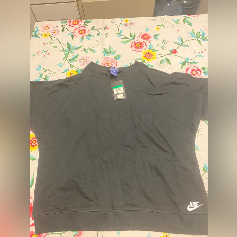 Black Nike short sleeve sweatshirt Sz XL NWT